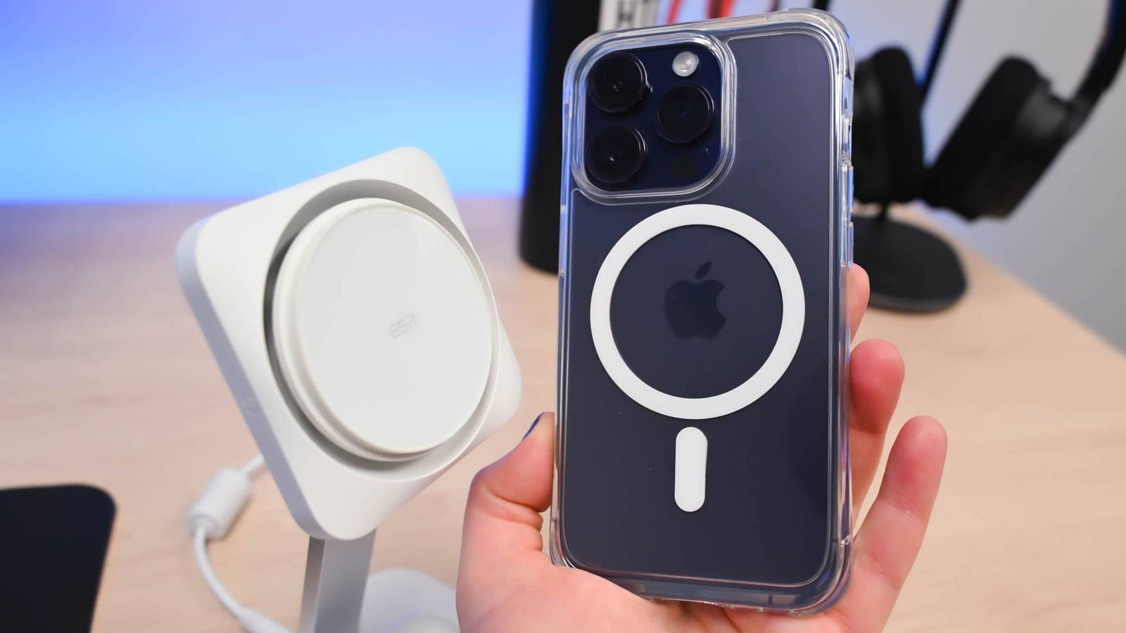 Почему Apple может отказаться от MagSafe в iPhone. Если в самом смартфоне магнитов не будет, то можно будет продавать больше чехлов с ними. Фото.