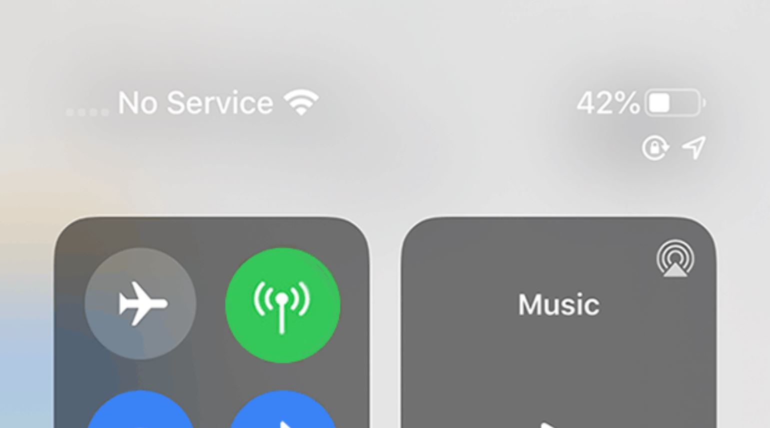 Исправление сотовой связи в iOS 26.4.2. Пользователи жаловались, что после скачивания iOS 26.4.1 возникала проблема с поиском сети. Фото.