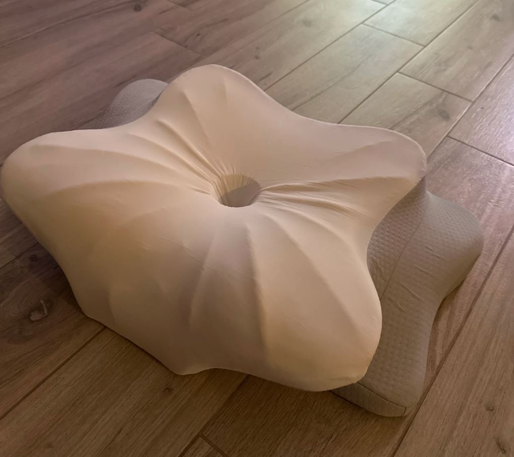 Ортопедическая подушка с эффектом памяти. Подушка продумана до мелочей. Можно даже уткнуться в нее лицом — и все равно будет удобно. Фото.