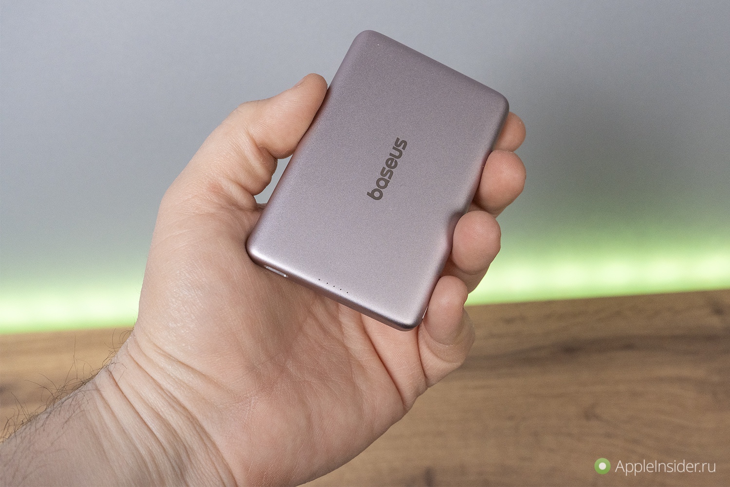 Удобный маленький повербанк. Аксессуар в два раза легче iPhone.. Фото.