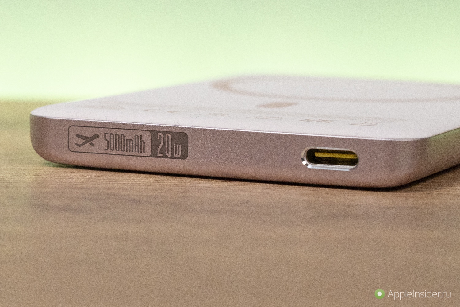 Зачем нужен магнитный повербанк. На корпусе на всякий случай написано, что его можно без проблем брать в самолет даже самой строгой авиакомпании.. Фото.