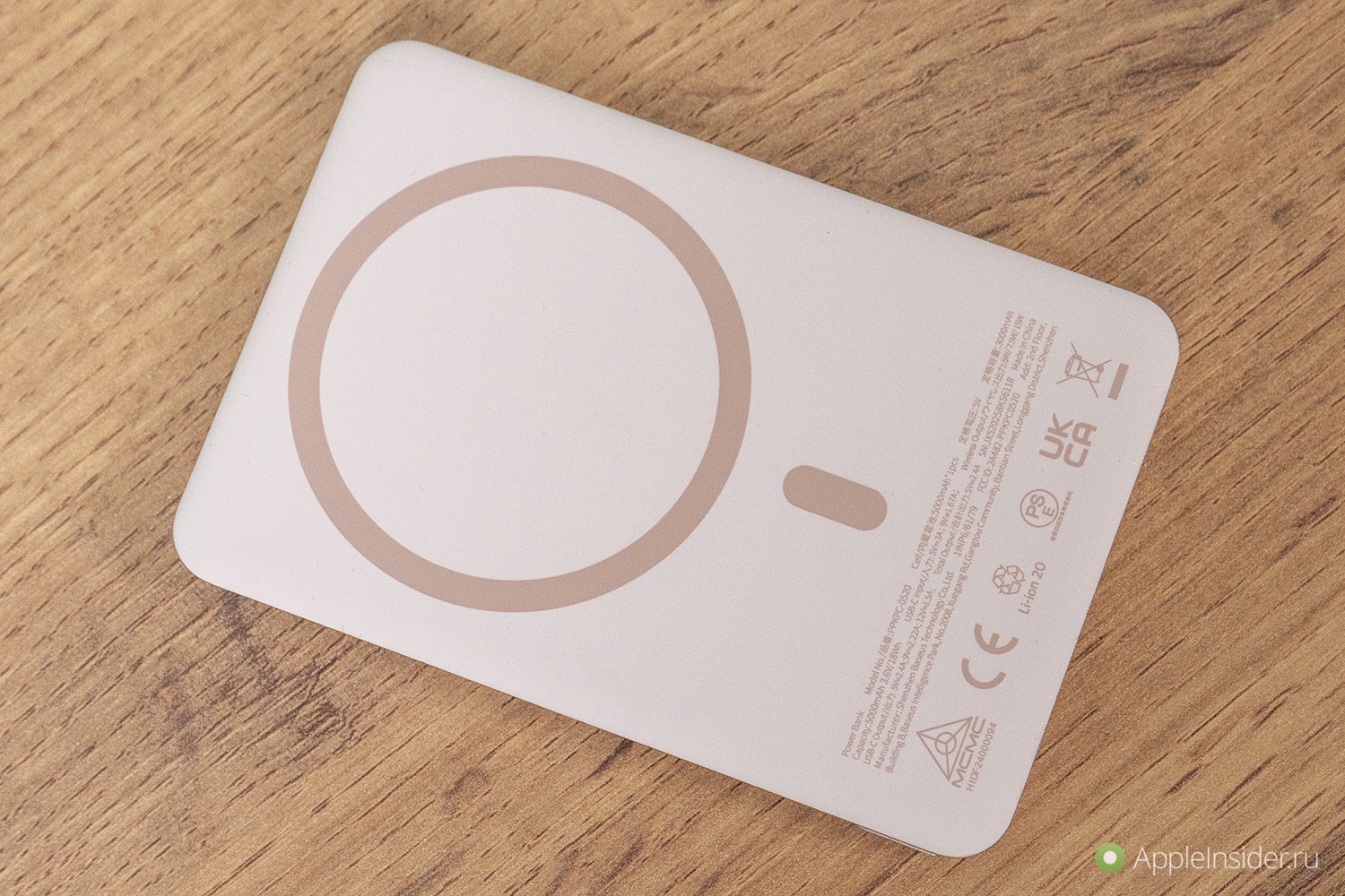 Алюминиевый повербанк Baseus PicoGo AM41. Корпус со стороны смартфона приятный на  ощупь и не царапает его.. Фото.