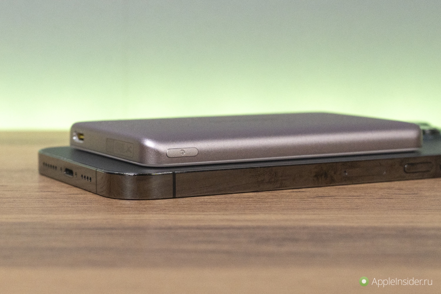 Удобный маленький повербанк. Толщина примерно как у самого iPhone, но при использовании ее почти не замечаешь.. Фото.