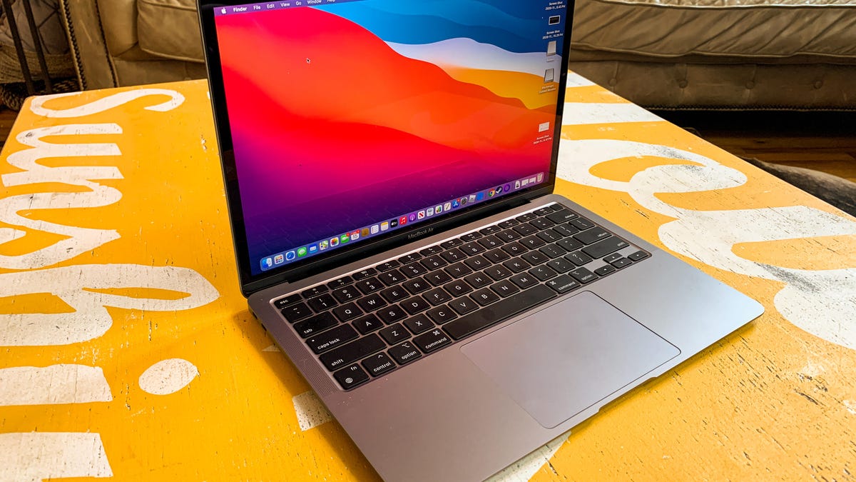 Mac, которые поддерживают macOS Tahoe. Даже этот старичок есть в списке поддерживаемых устройств. Фото.