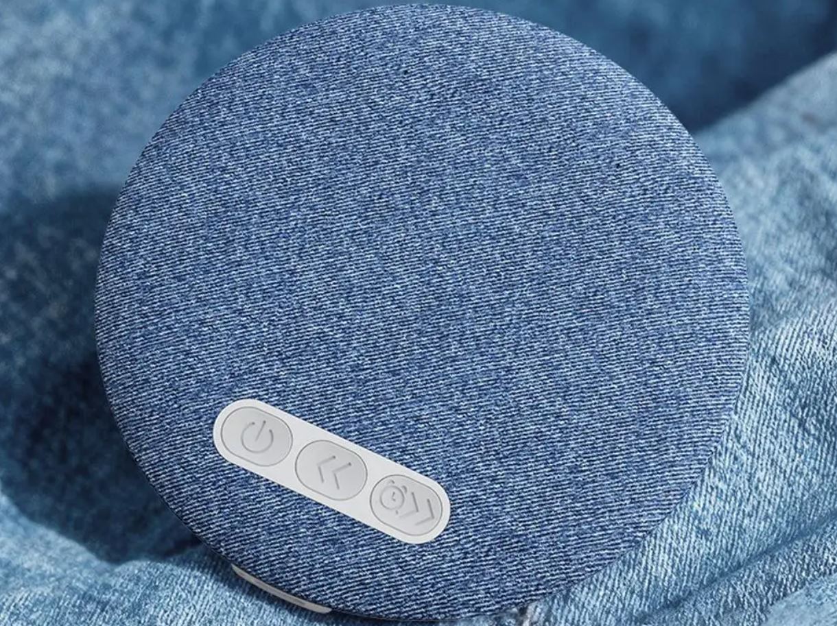 Плоская Bluetooth-колонка с белым шумом и звуками природы. В колонку уже встроен белый шум. Подключать телефон не нужно. Фото.