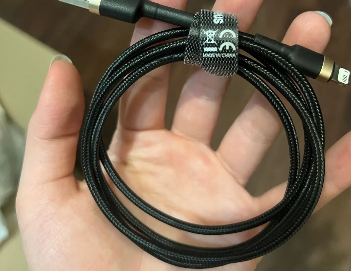 Плетёный USB-кабель Baseus как в Икее. Такие же кабели были и в Икее, но стоили дороже. Фото.