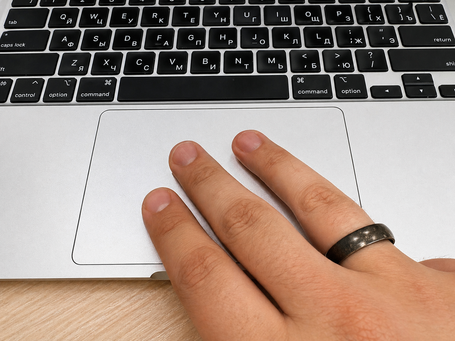 Как трекпад MacBook работает после настройки трёх пальцев. Теперь тремя пальцами, не щелкая по трекпаду, можно перетаскивать файлы и выделять текст. Фото.