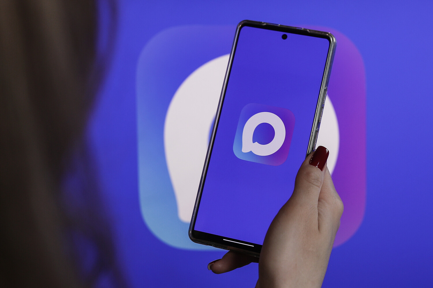 Зарегистрировать второй аккаунт в MAX. Купите недорогой смартфон на Андроиде, и будет вам счастье. Изображение: gazeta.press. Фото.