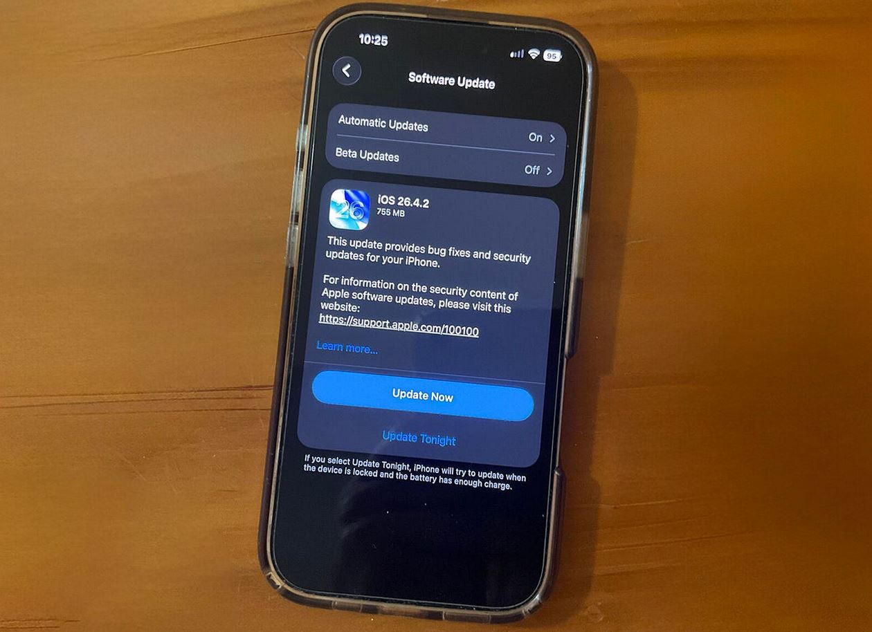 Что нового в iOS 26.4.2. Обновление весит не так много и быстро скачивается на Айфон. Фото: cnet.com. Фото.