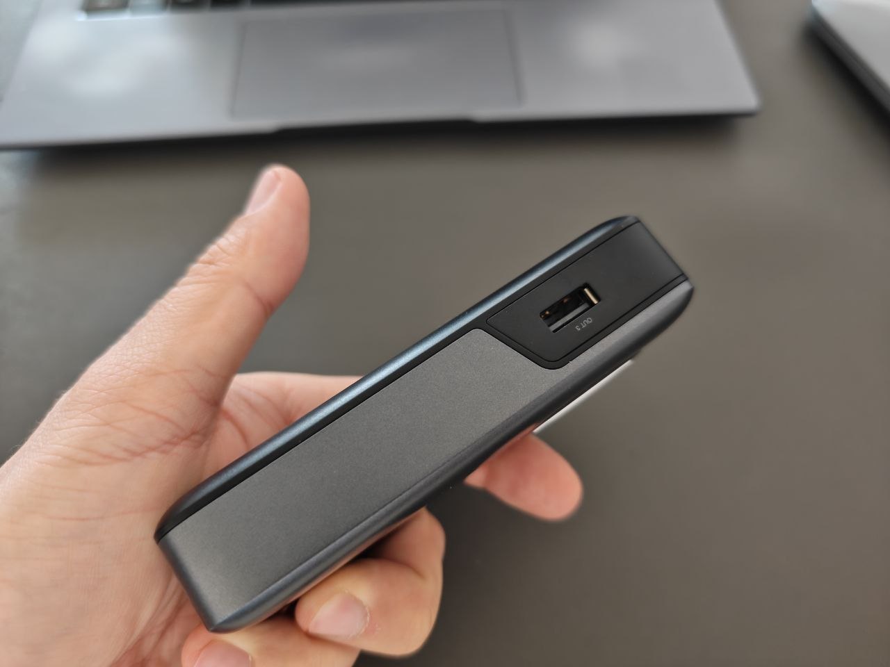 Компактный повербанк для iPhone. Портативка имеет весьма компактные размеры и помещается даже в карман. Фото.