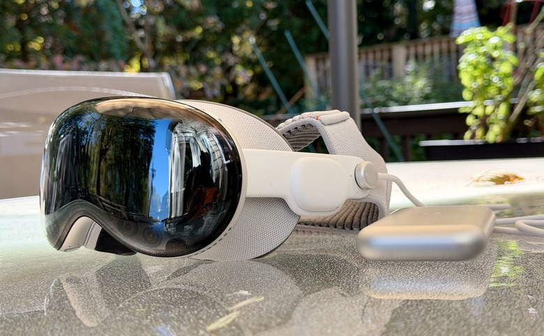 Будет ли Apple поддерживать Vision Pro. Если гарнитура у вас уже есть, то не переживайте, Apple будет ее поддерживать, но покупать новую точно не стоит. Фото.