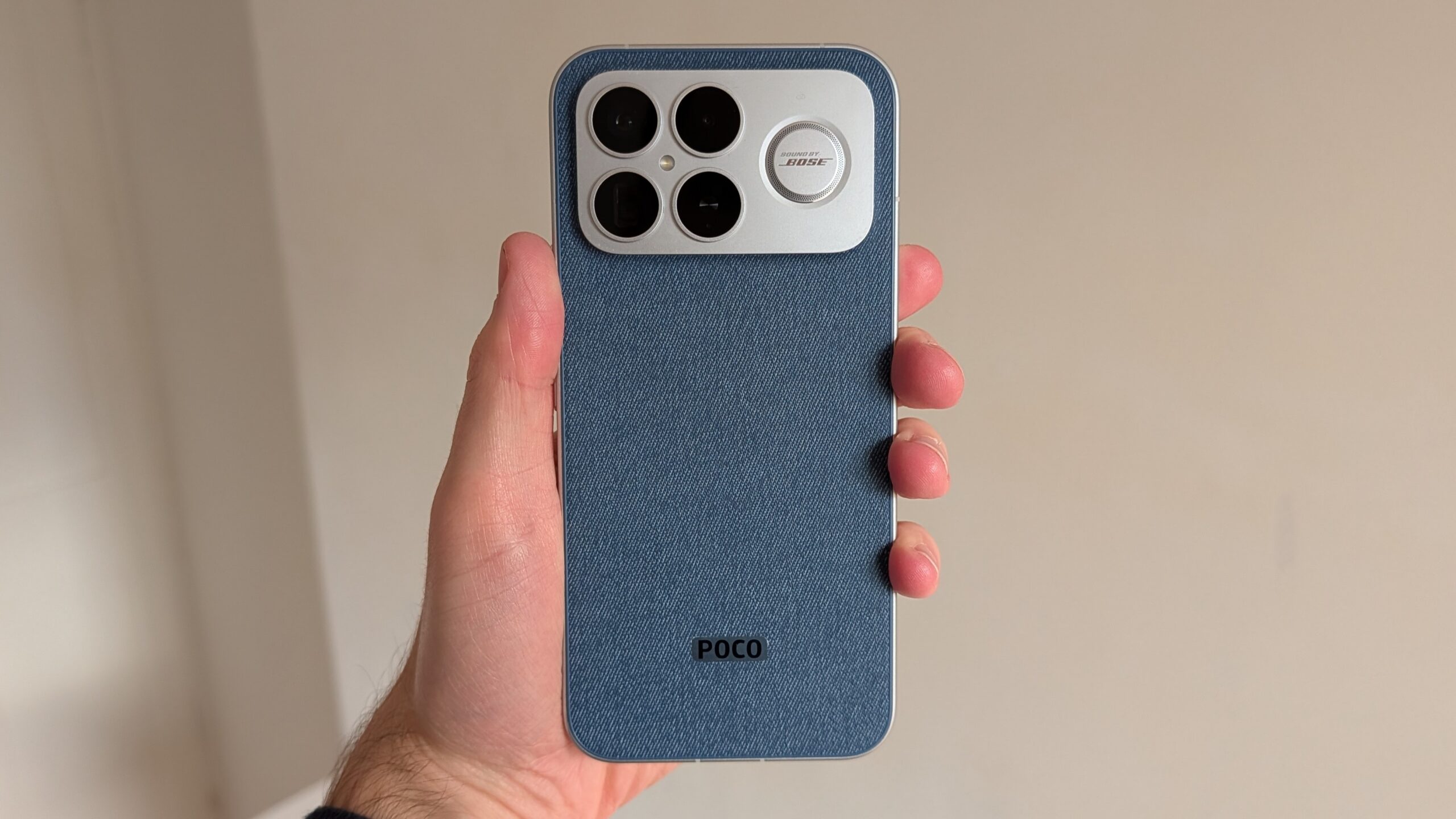 POCO F8 Ultra — флагманский смартфон с камерой-перископом. Смотрится устройство классно. Изображение: techadvisor.com. Фото.