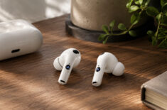 Apple добавит камеру в AirPods, но снимать на нее не получится. Фото.