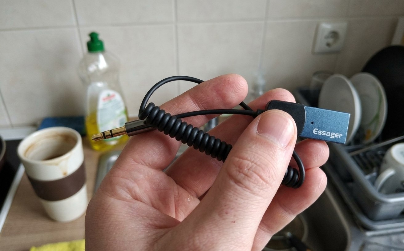 Самый дешевый способ добавить Bluetooth в старое авто. Благодаря этой штуке слушаю музыку в машине без проводов. Фото.