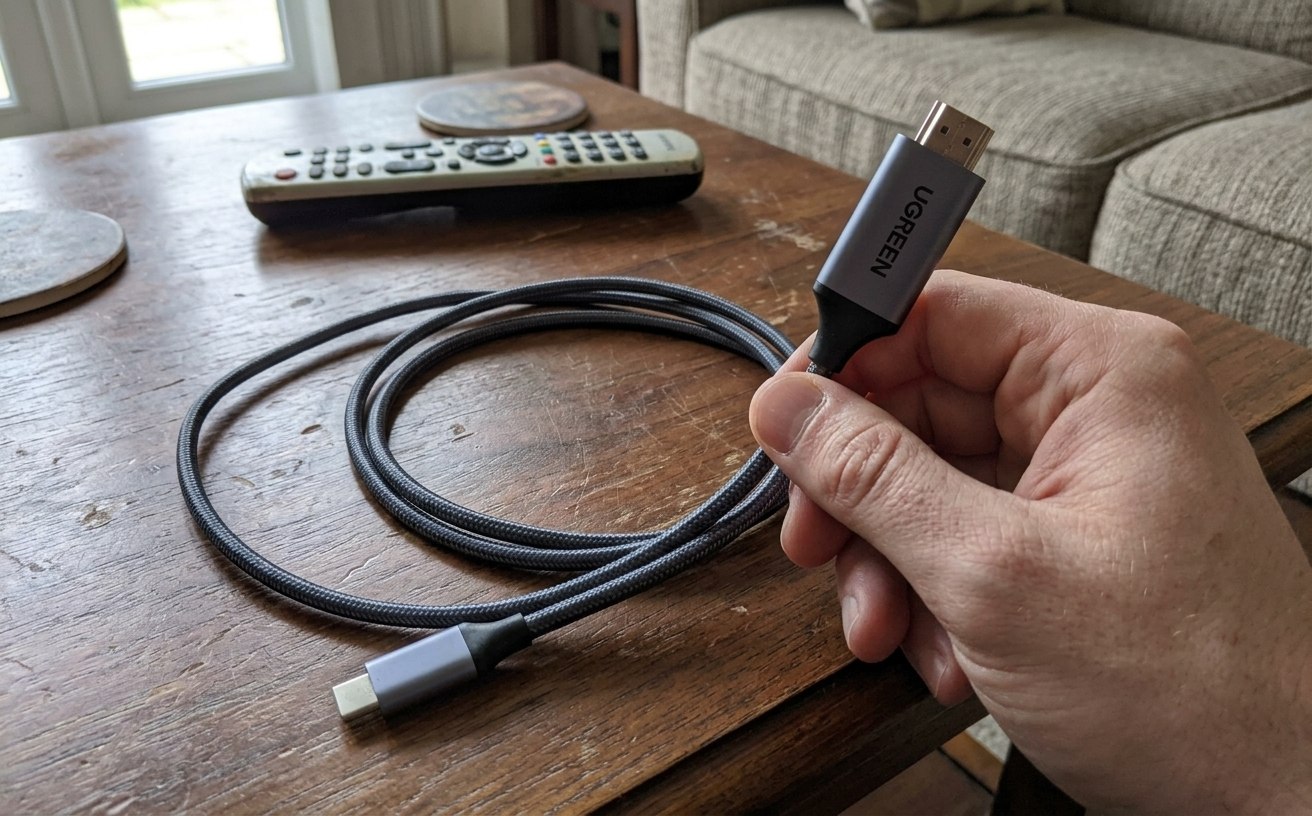 Кабель UGREEN USB-C — HDMI, чтобы выводить Макбук на телек. Теперь картинку с MacBook можно вывести на раз-два. Фото.