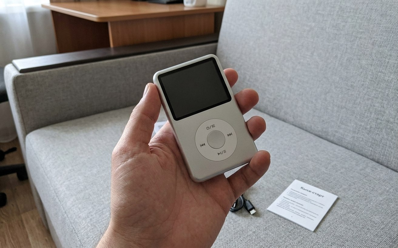 MP3-плеер для тех, кто устал от стриминга. Плеер похож на iPod. Фото.
