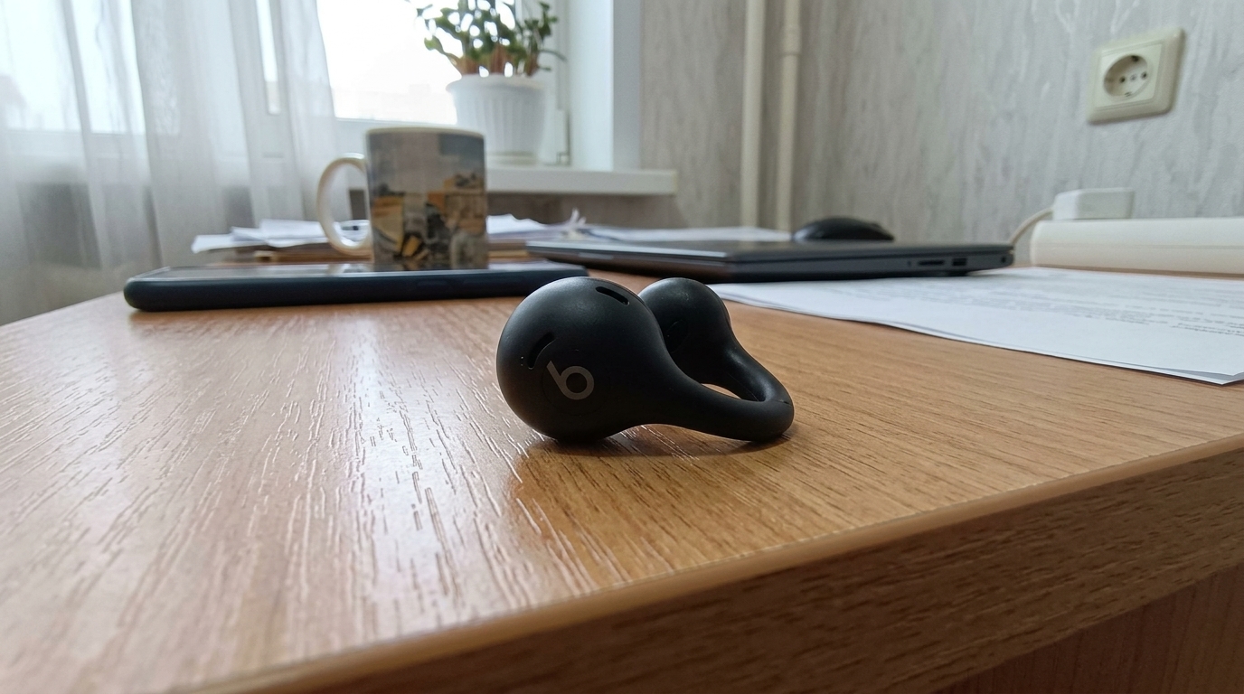Baseus наушники-каффы — бегаю в них вместо AirPods. Уши открыты, музыка играет, машину на перекрёстке слышу — то, что нужно для пробежки. Фото.