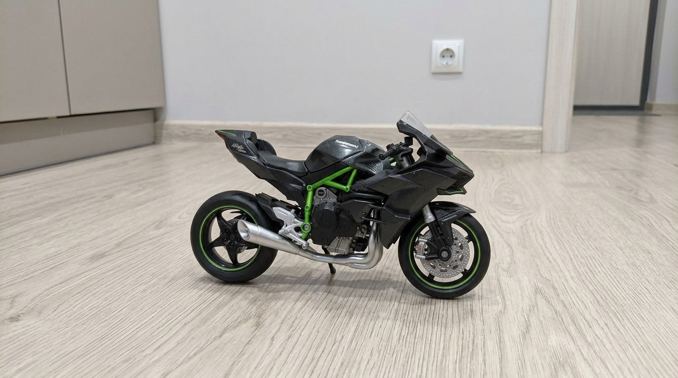 Модель Kawasaki H2R — залип на полвечера вместо сериала. Металлическая, тяжёлая, с тормозными дисками — сидел и крутил полвечера.. Фото.