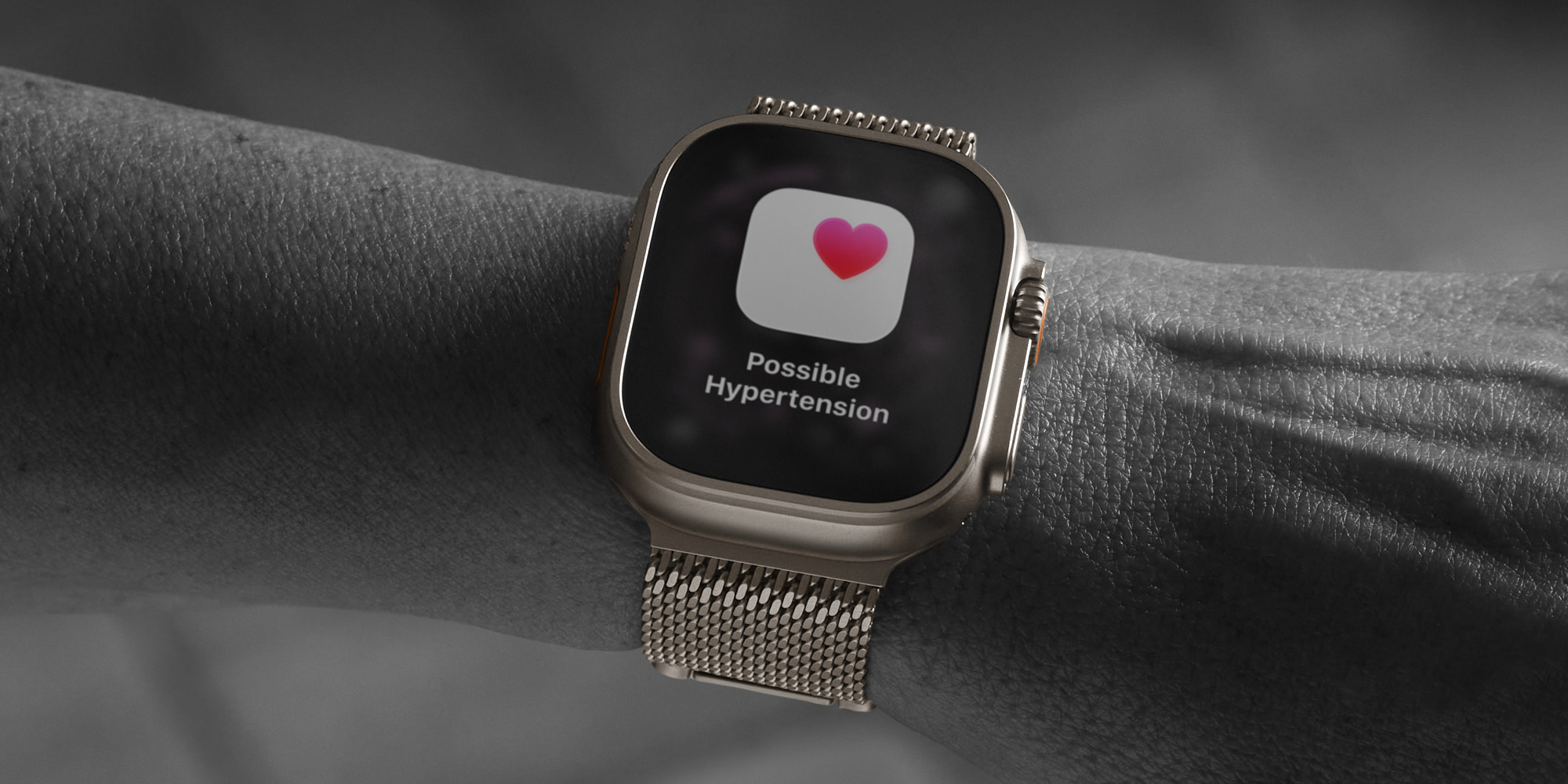Apple Watch Ultra рядом с традиционным тонометром