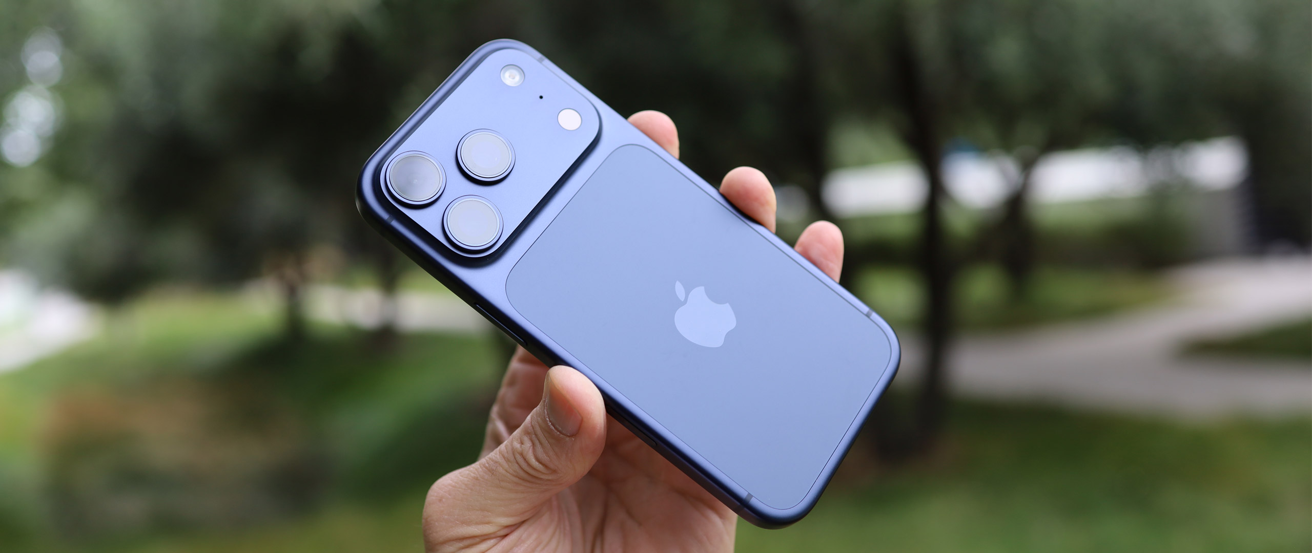 Может ли Apple поднять цены из-за памяти. iPhone 17 Pro подорожал в прошлом году, и, видимо, придется поднимать цены еще. Фото.