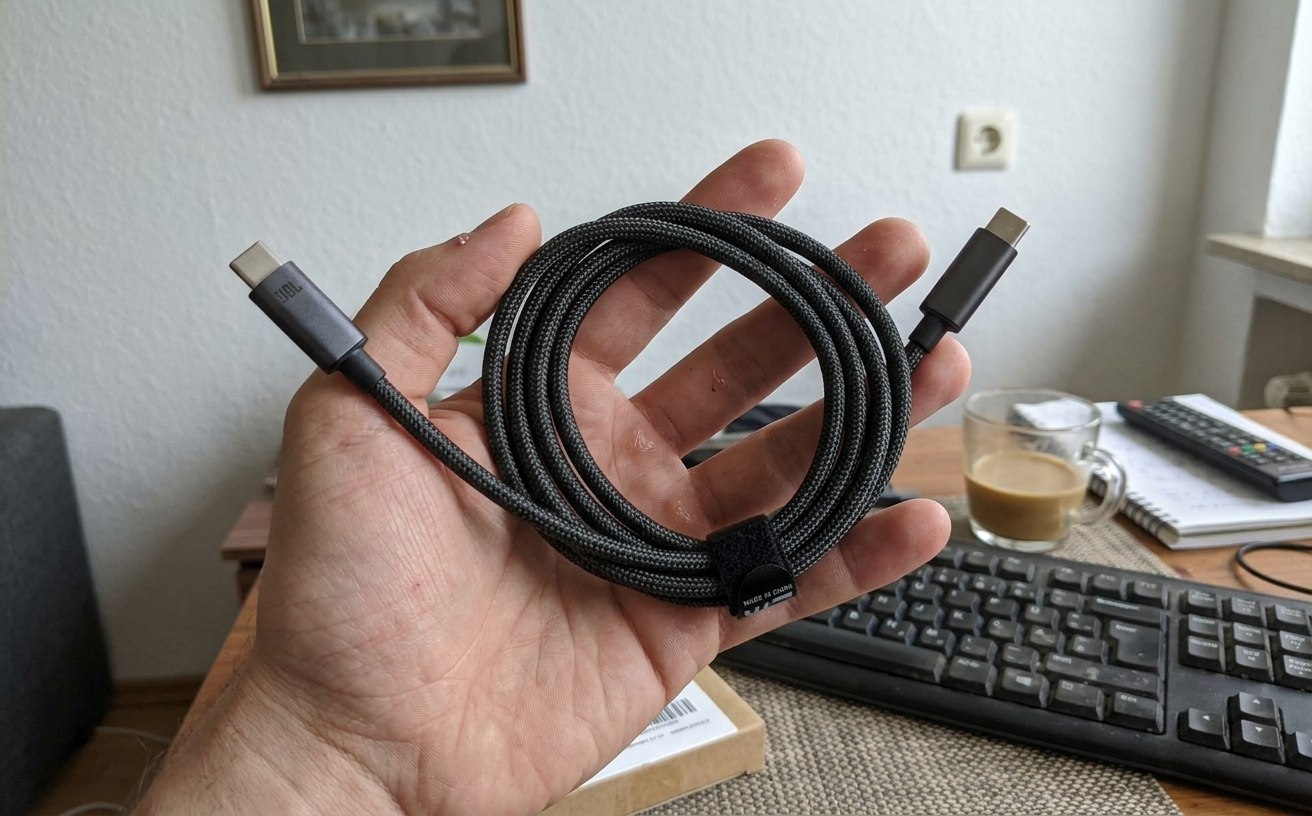 Плетёный кабель USB-C на 100 Вт для быстрой зарядки. Кабели Baseus традиционно радуют надежностью и долговечностью. Фото.
