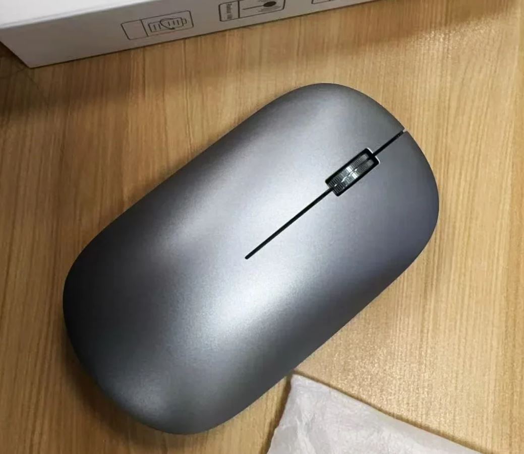 Беспроводная компактная мышь с Bluetooth. Мышь Lenovo не подойдет для игр, но сгодится для работы и повседневных задач. Фото.