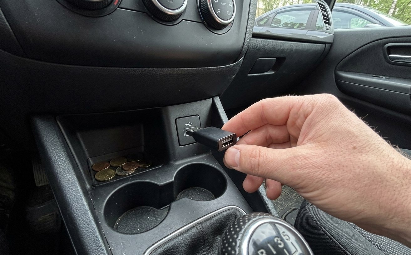 Беспроводной адаптер CarPlay — я перестал каждый раз втыкать кабель. Воткнул один раз в USB — и больше не трогаю провода вообще. Фото.