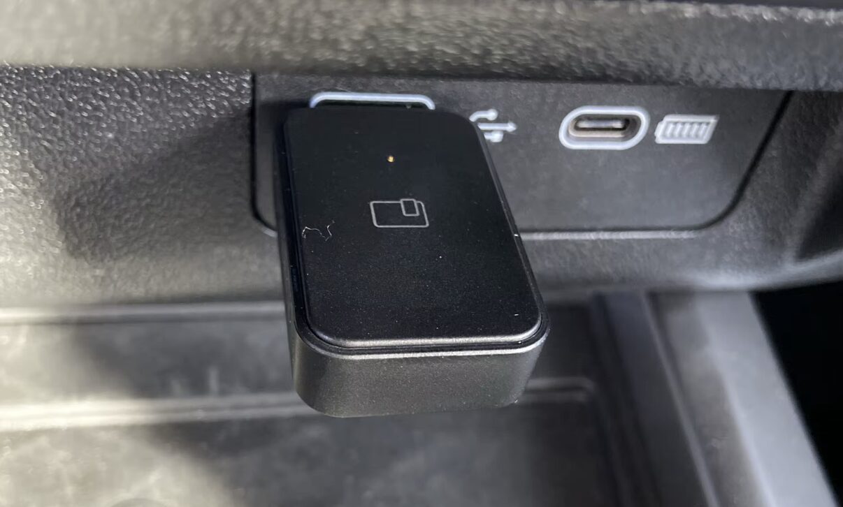 Адаптер для беспроводного CarPlay: что это и зачем он нужен. Вот такой адаптер вставляется в USB-порт и проблема решена. Фото.