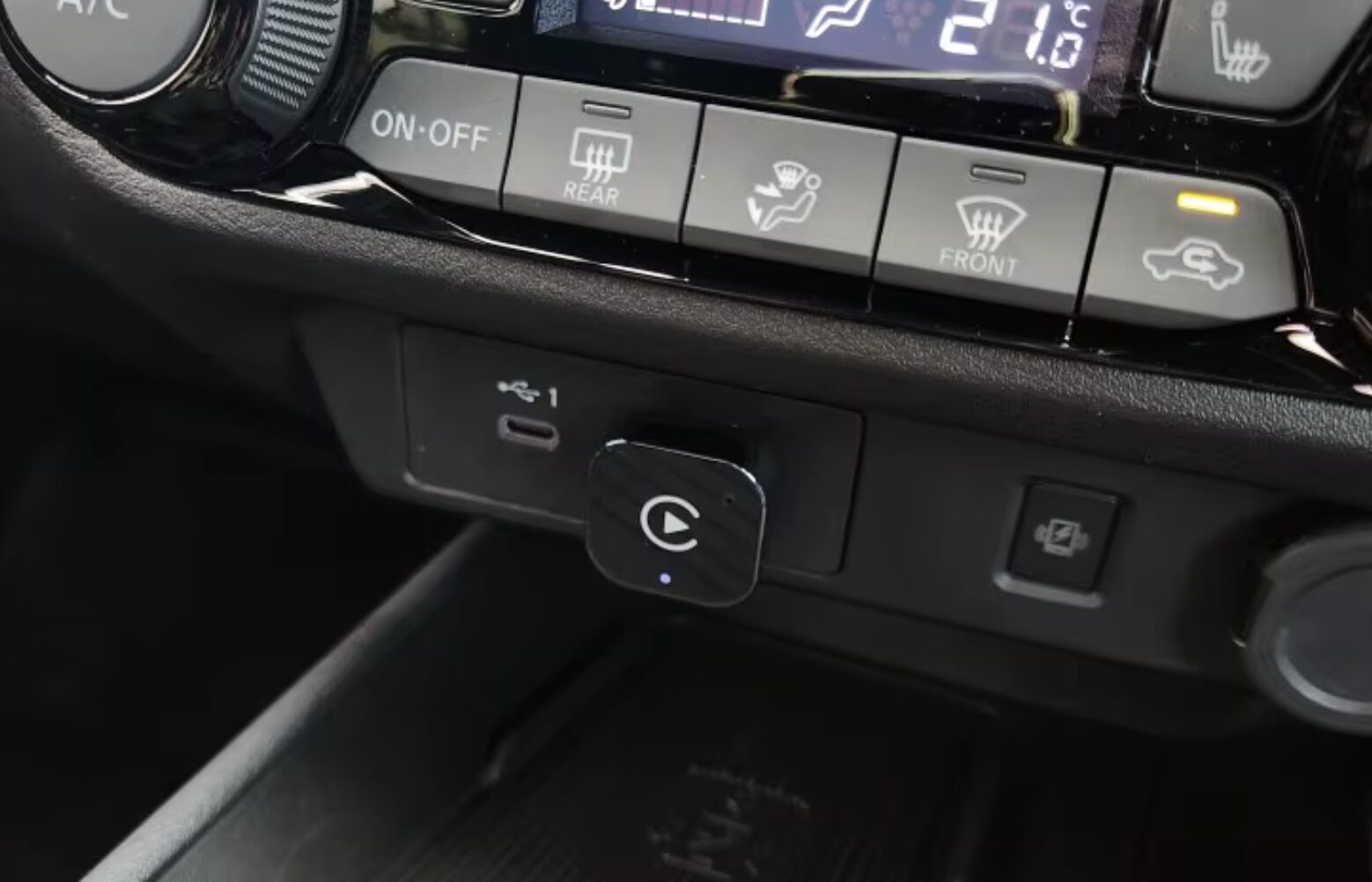 Лучший адаптер CarPlay для iPhone: на что смотреть перед покупкой. Можно купить и вообще компактный адаптер, который почти не будет видно. Фото.