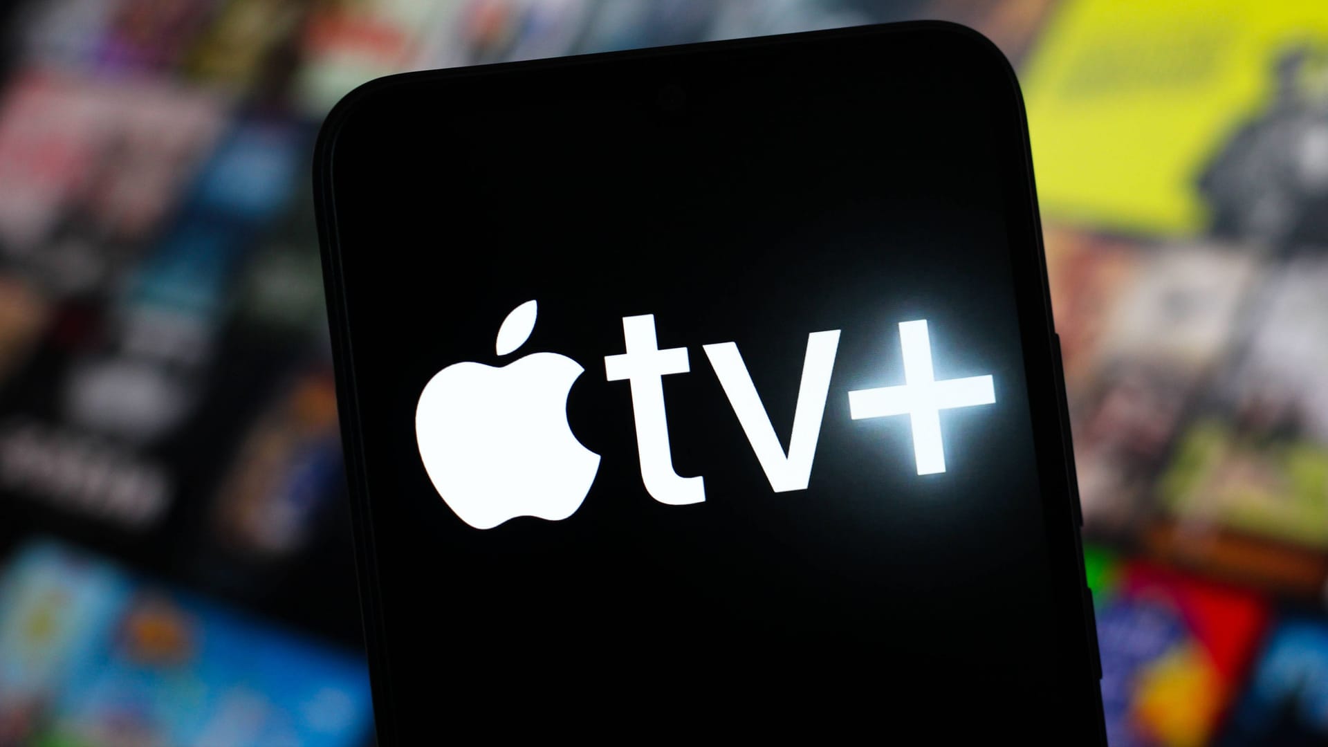 Сколько стоит Apple TV+ в разных странах. Кто-то кайфует от сериалов Apple TV+. Фото.