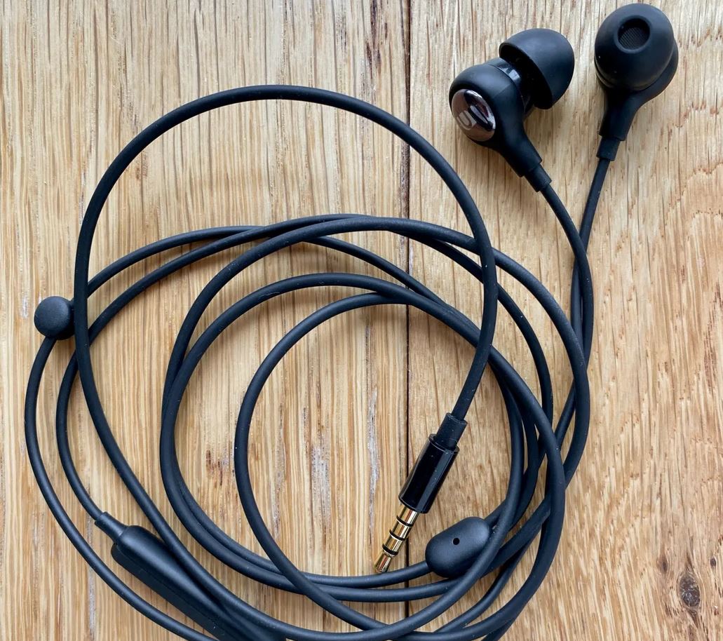 Проводные наушники с пультом управления для iPhone. Если надоели AirPods, можно попробовать проводные от UGREEN. Фото.