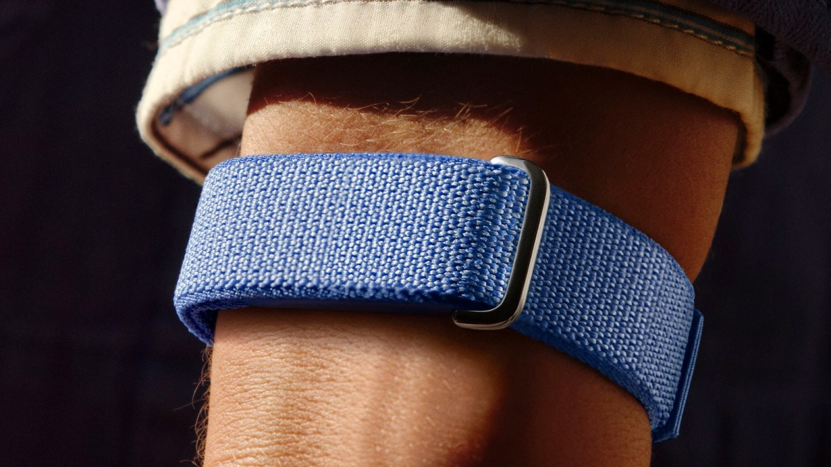 Fitbit Air без экрана: как работает новый браслет Google. Это просто нейлоновый браслет, в который вставлена капсула с датчиками. Никакого экрана. Фото.