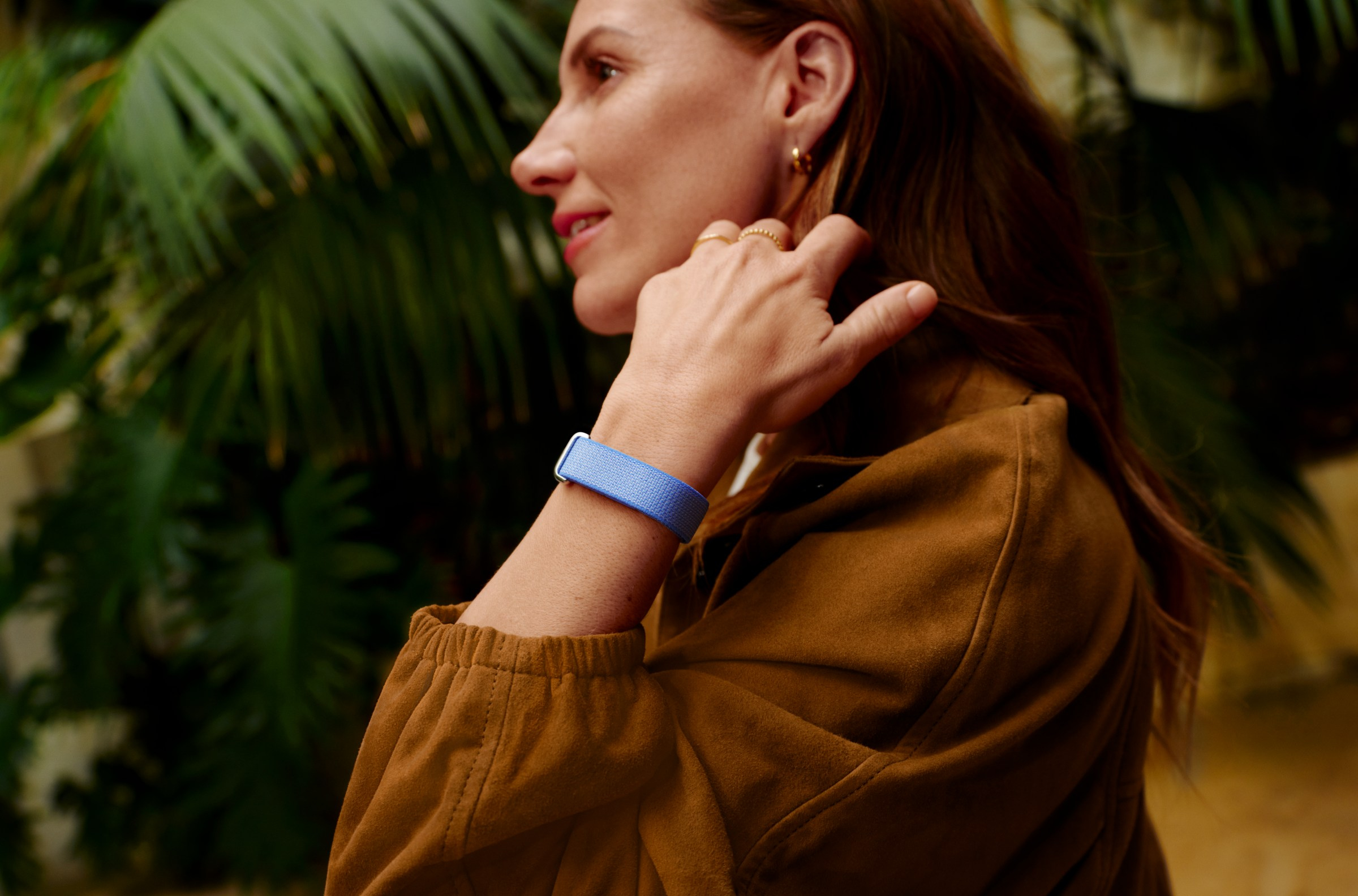 Сколько работает Fitbit Air без зарядки и почему это важно. Производитель рассчитывает, что вы будете носить браслет не снимая, даже во время обычных дел. Фото.