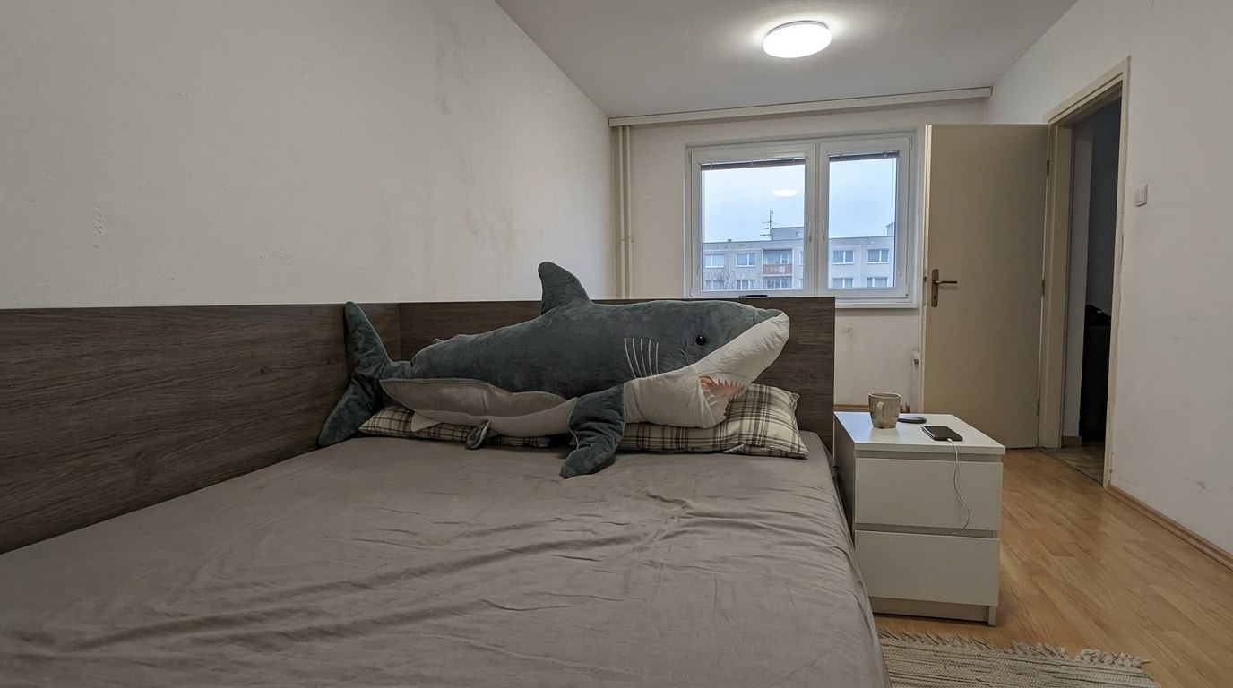 Большая плюшевая акула как в IKEA. Икеи давно нет, а акула все та же. И доступна на Али. Фото.
