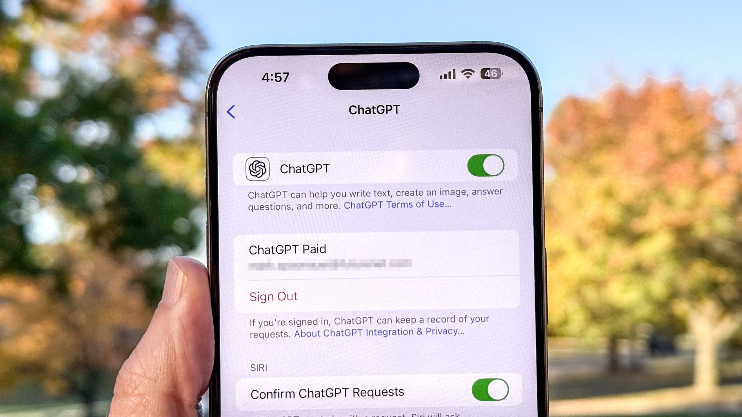 Будут ли сторонние нейросети в iOS 27 бесплатными. ChatGPT уже интегрирован в Siri, но многим этого мало. Фото.