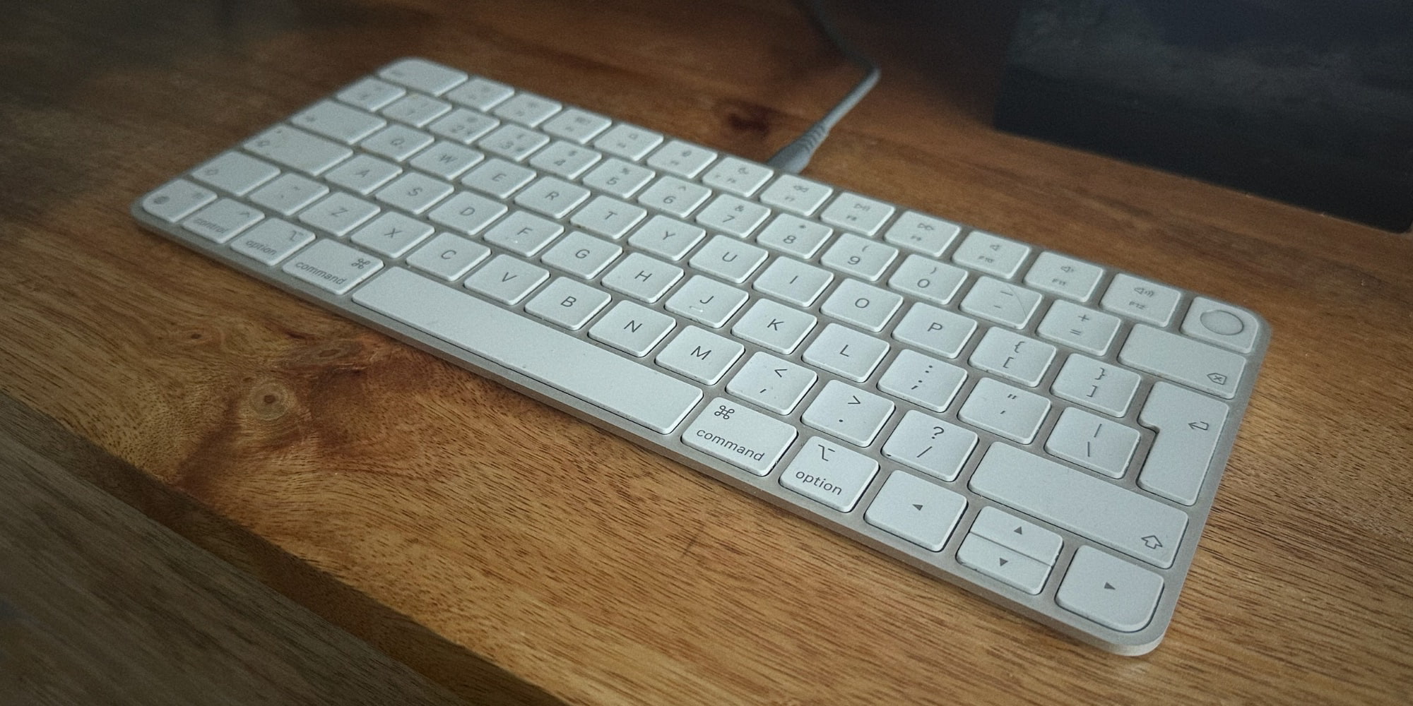 Как подключить Magic Keyboard к iPad через USB-C. Теперь достаточно подключить клавиатуру проводом, а соединение по Bluetooth установится само. Фото.