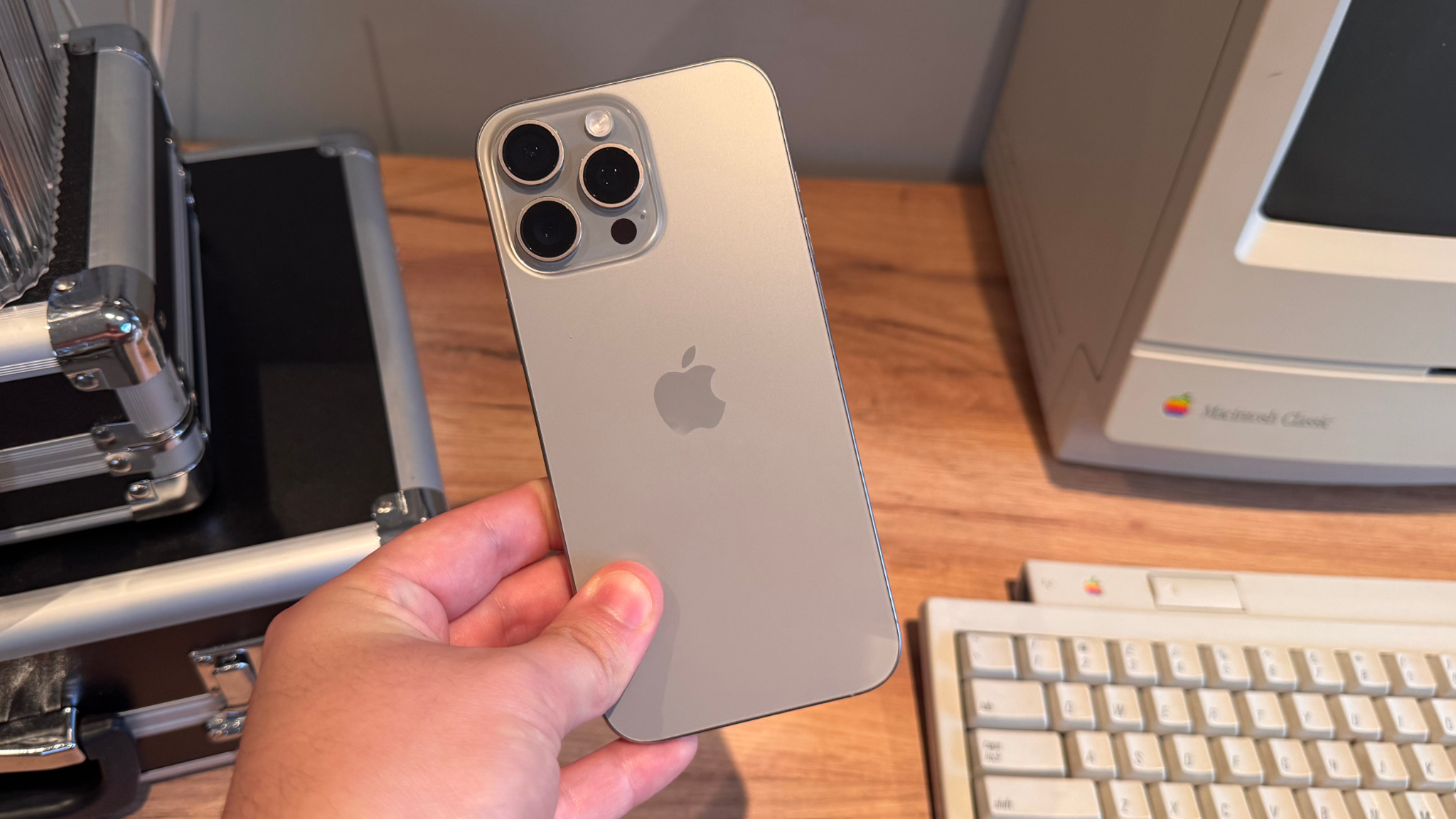 Титановый корпус iPhone 16 Pro Max против алюминия в iPhone 17 Pro Max. Многие хотят взять именно iPhone 16 Pro Max из-за спокойных цветов и титана. Фото.