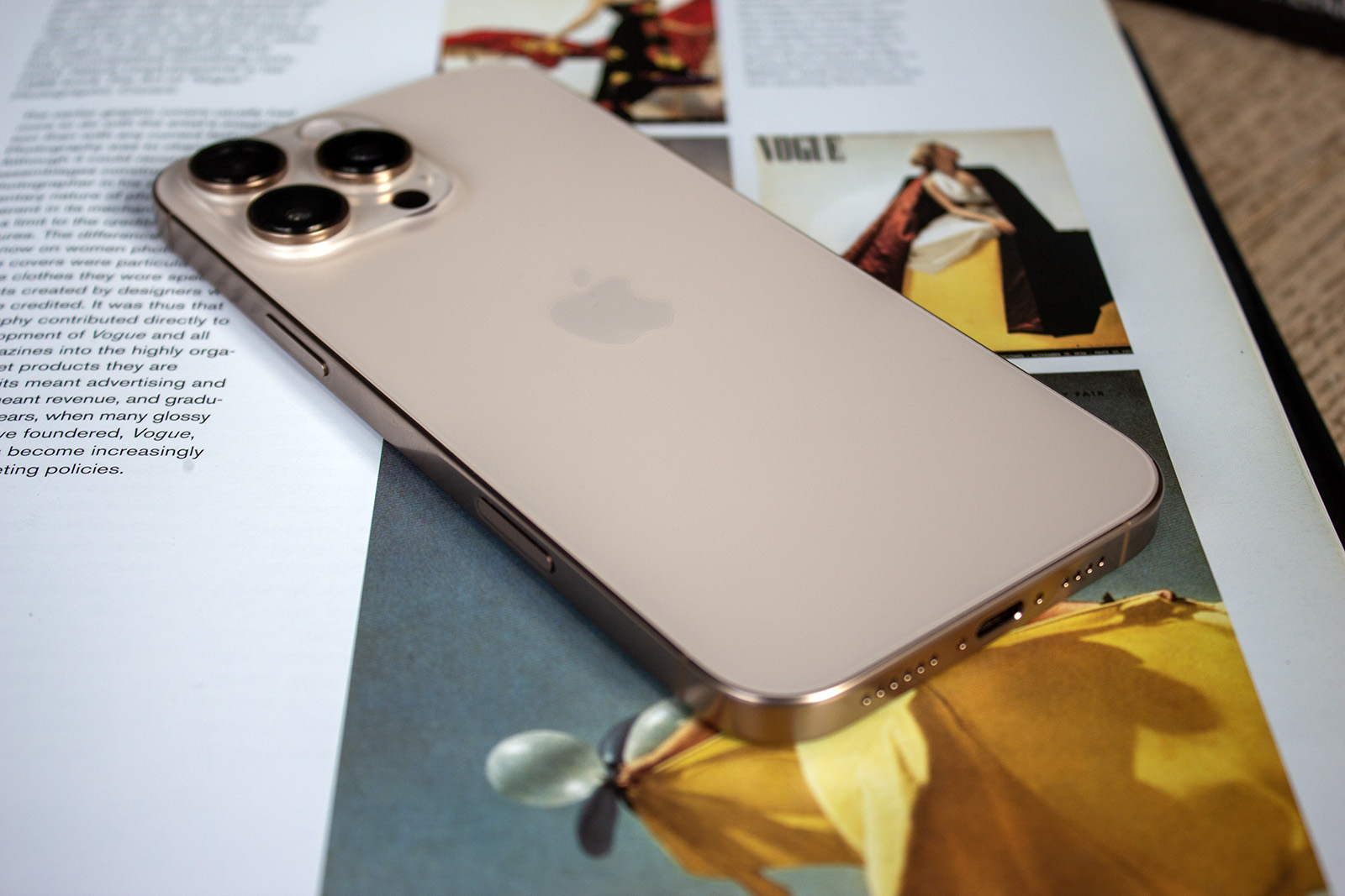 Характеристики iPhone 16 Pro Max: экран, камера и автономность. В цвете Desert Titanium выглядит особенно топово. Фото.