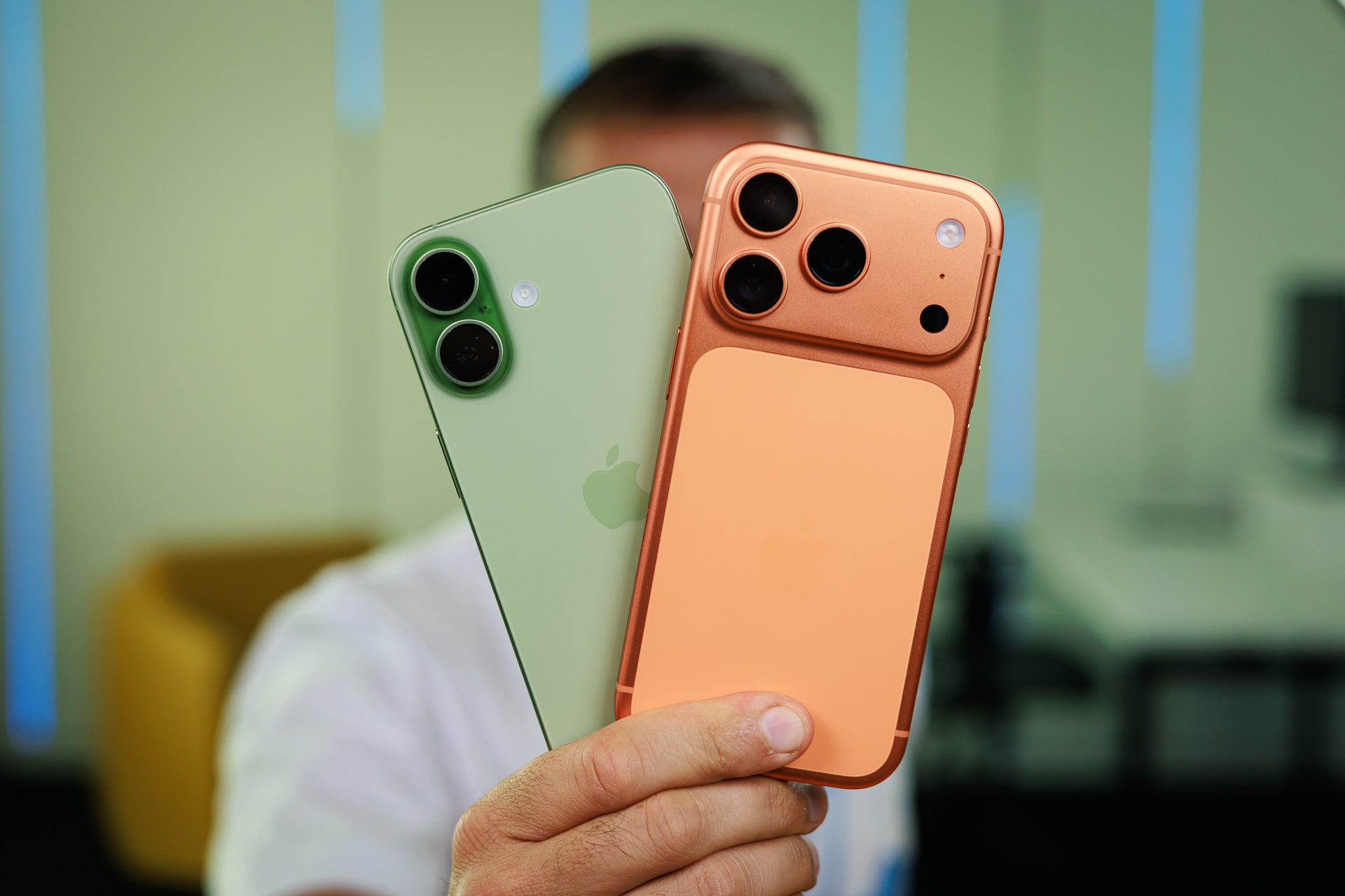 Какой iPhone выбрать в 2026 году. Из этих аппаратов я бы тоже выбрал базу. Идеальный вариант по соотношению цены и возможностей. Фото.