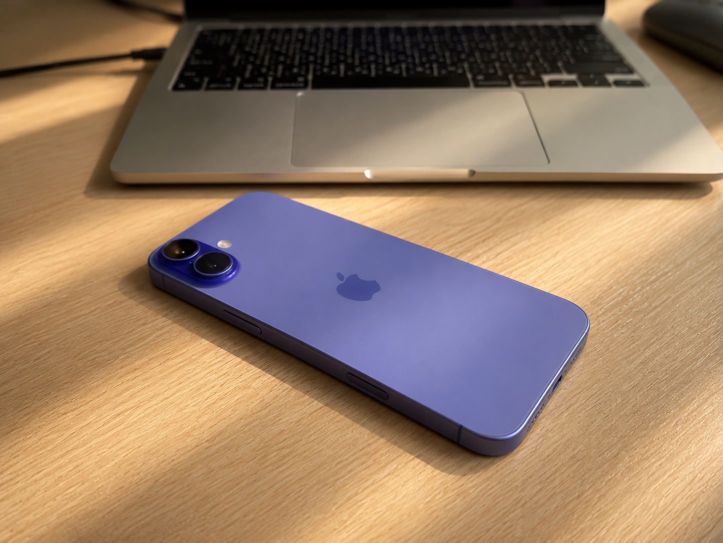 Почему большой iPhone неудобно держать одной рукой. Алюминий — это классно, но какой-то он жутко скользкий. Фото.