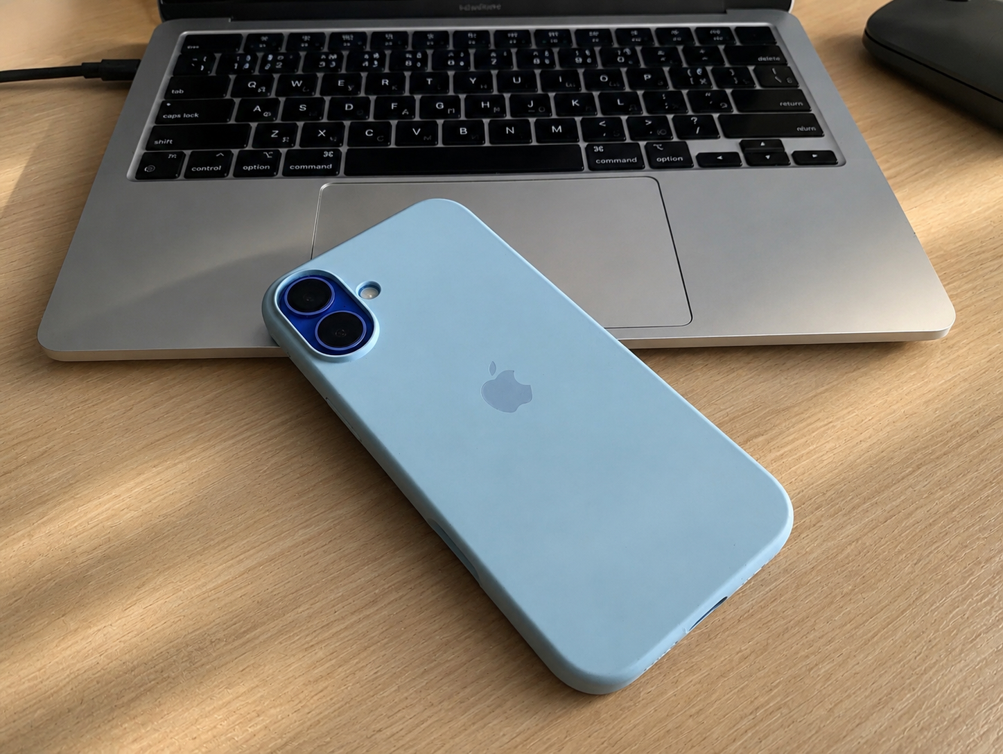 Какой чехол для iPhone 16 Plus лучше держится в руке. Вот в таком чехле смартфон надежно держится в руке. Фото.
