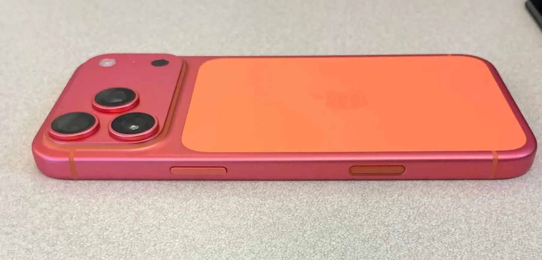 Проблемы с цветом iPhone 17 Pro после покупки. Сначала оранжевый стал выцветать. Фото.