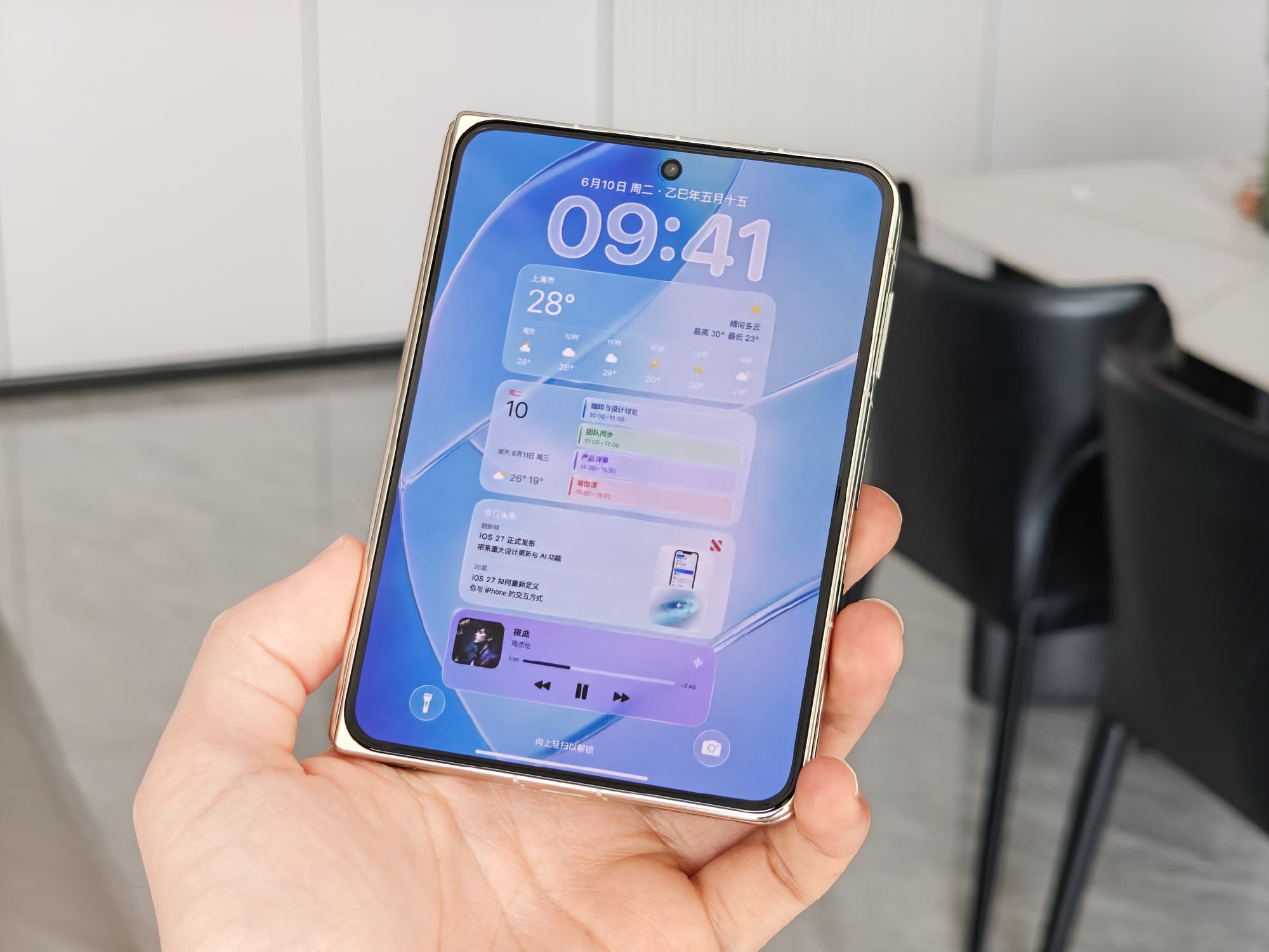 Что известно о первом складном iPhone. Внешний экран будет маленьким. Фото.