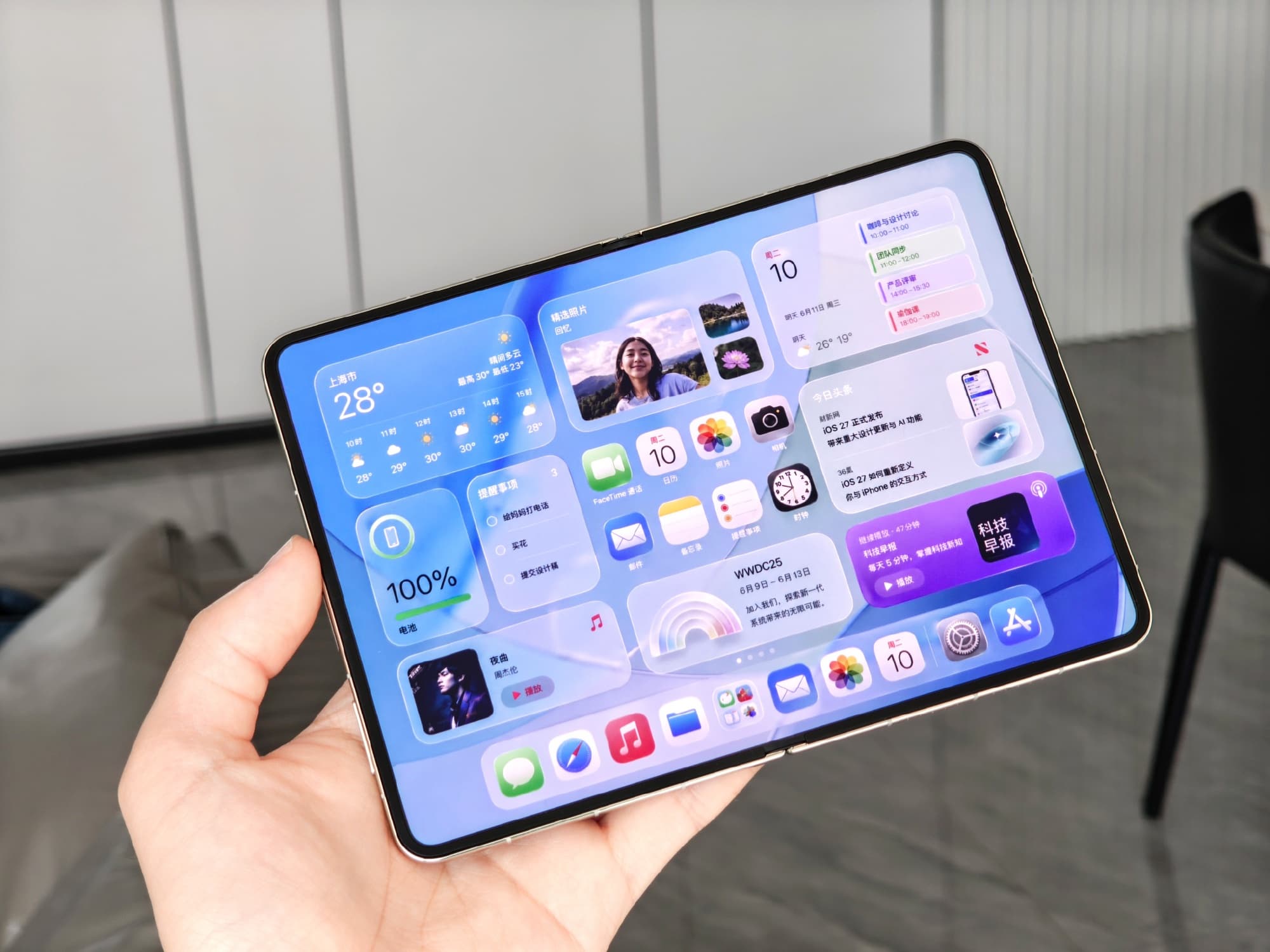 Стоит ли покупать складной iPhone Ultra первого поколения. А еще внутренний экран будет без складки. Фото.