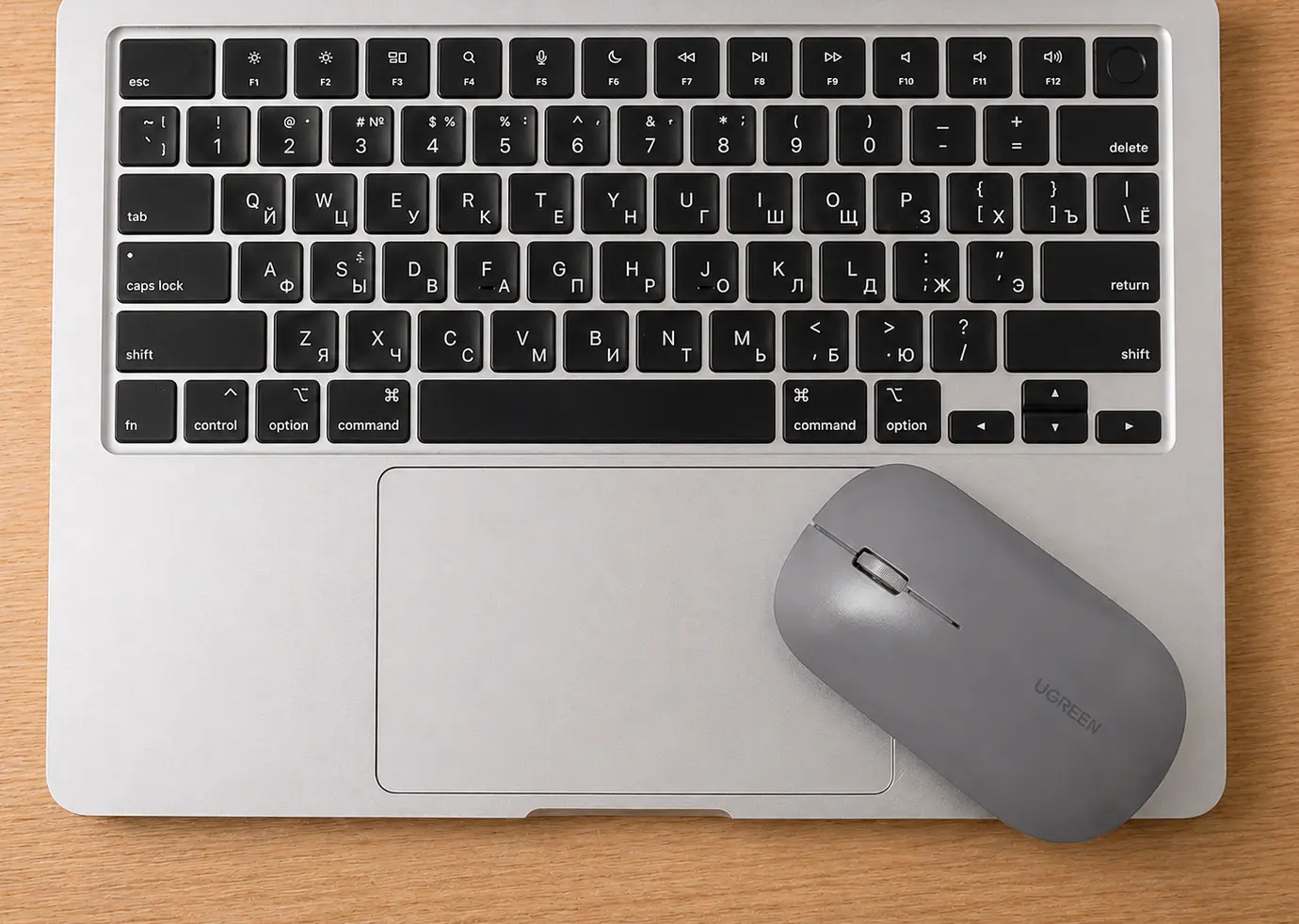 Отличия русской гравировки MacBook от заводской клавиатуры. На моем Макбуке сделана гравировка. Фото.