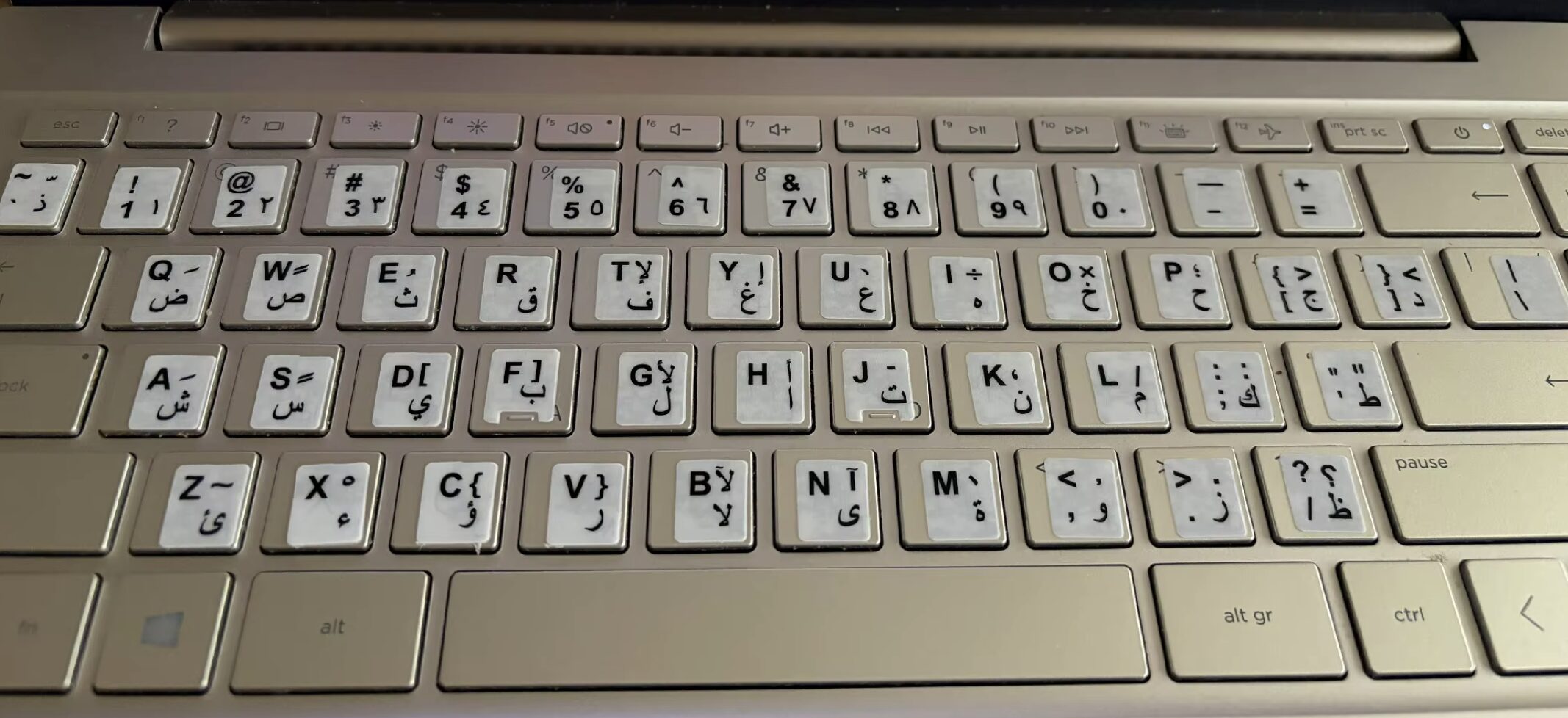 Гравировка, наклейки или замена клавиш: что лучше для MacBook. Наклейки на клавиатуре выглядят максимально инородно. Фото.