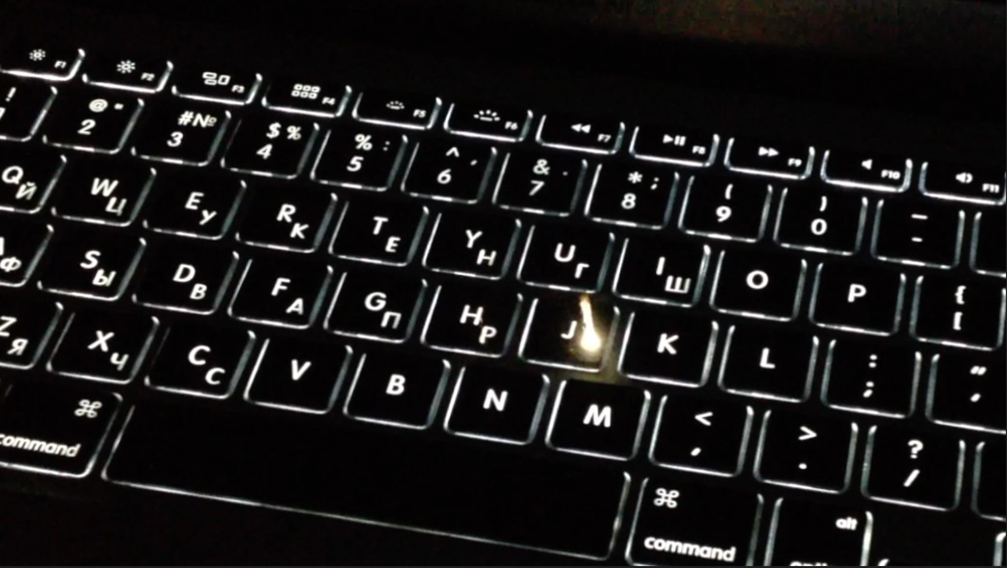Как делают русскую гравировку на клавиатуре MacBook. Вот так выглядит процесс гравировки. Фото.