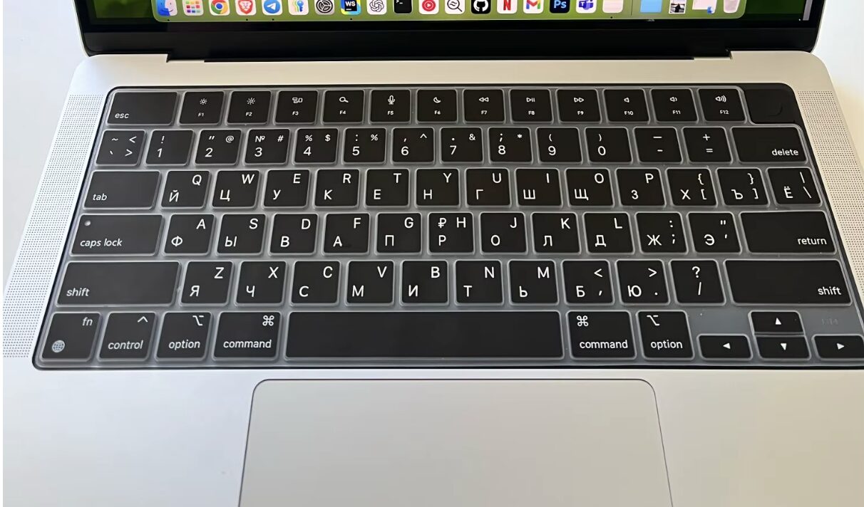 Гравировка, наклейки или замена клавиш: что лучше для MacBook. Накладка выглядит неплохо, но меняет ход клавиш. Фото.