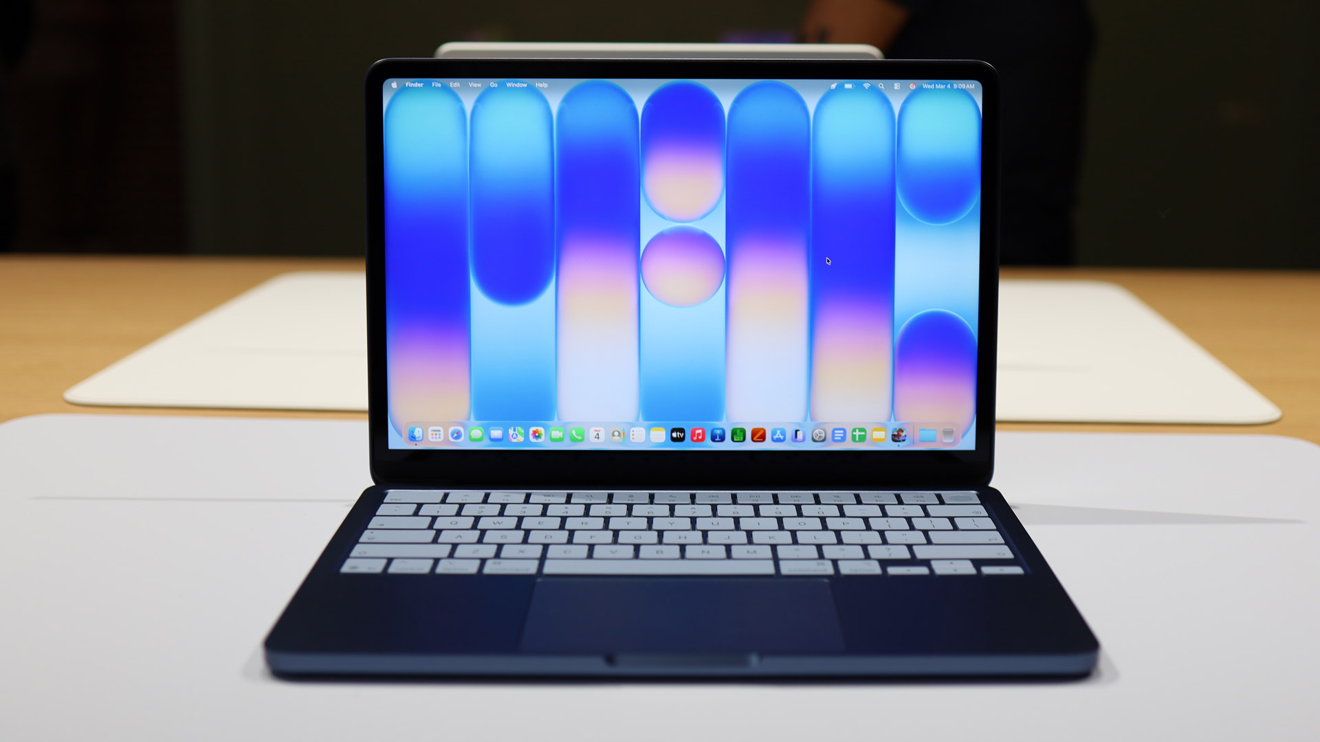 Самый дешёвый MacBook для школьника и студента. Neo получился прикольным, но из-за ограниченной оперативки подойдет не всем. Фото.