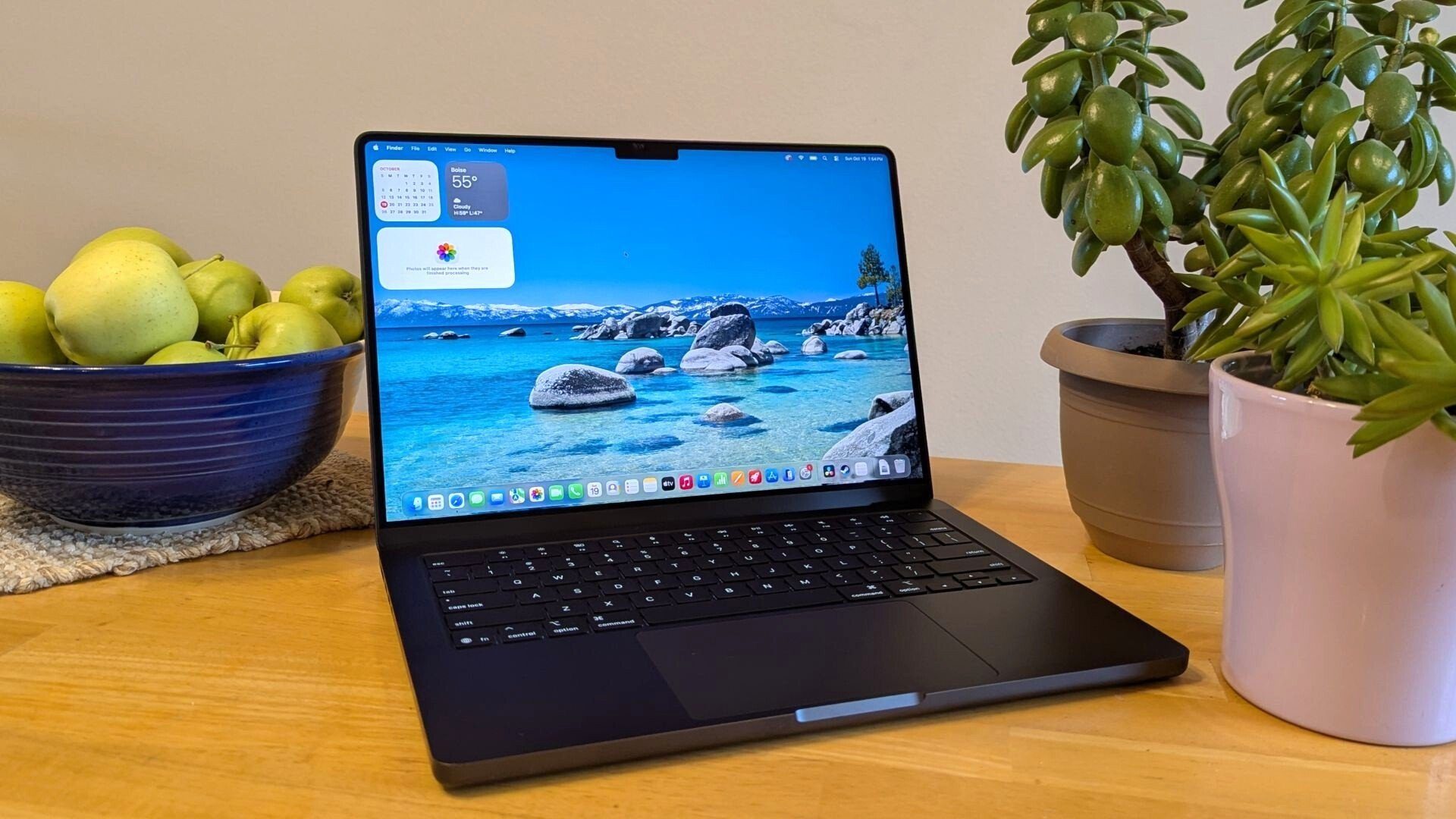 MacBook Pro для программирования, дизайна и монтажа. MacBook Pro — это самый смак и мощь, но нужна ли она в учебе?. Фото.